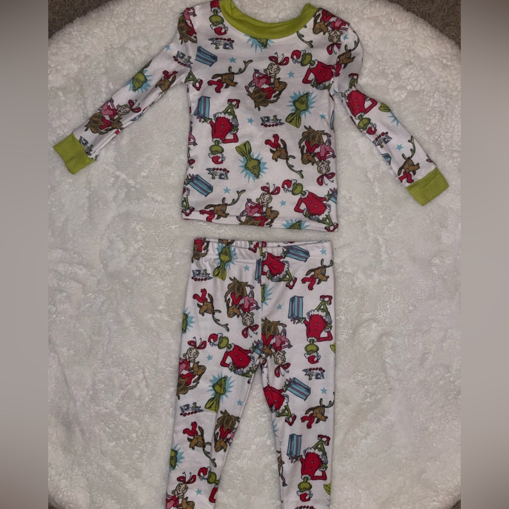 18 month grinch pajamas. Very soft, runs a little snug.
￼